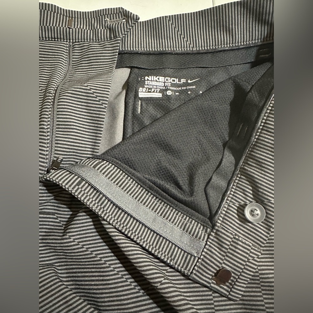 LIKE NEW Nike men's dri-fit  golf shorts, black/gray print, size 36.